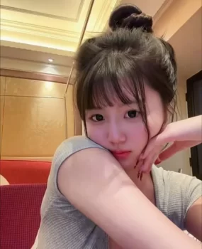 性感蜜桃臀小妹很销魂