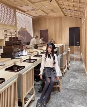 日料店的一个日式风格清纯淑女小姐姐