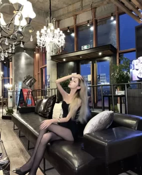 在酒会上爽约到娇小纤细腰黑丝高级名媛