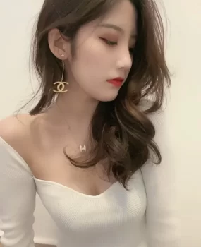 少妇在公共场所被口爆