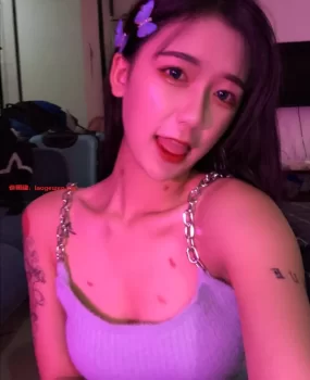 身材火辣的妹子超爽，嫩B水多张开一字马爆插